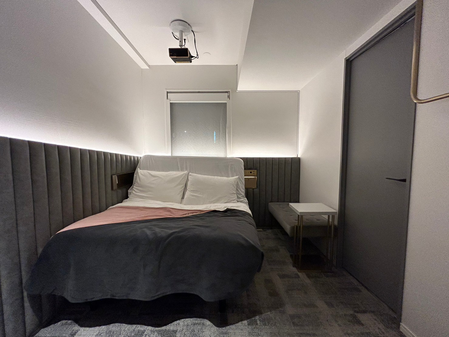 スラッシュ東京の部屋のベッド