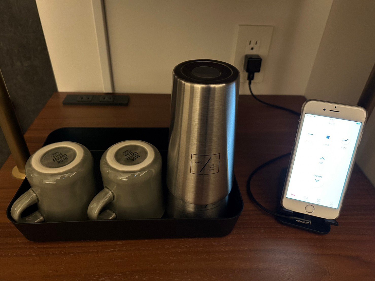 スラッシュ東京の部屋のカップとタンブラー